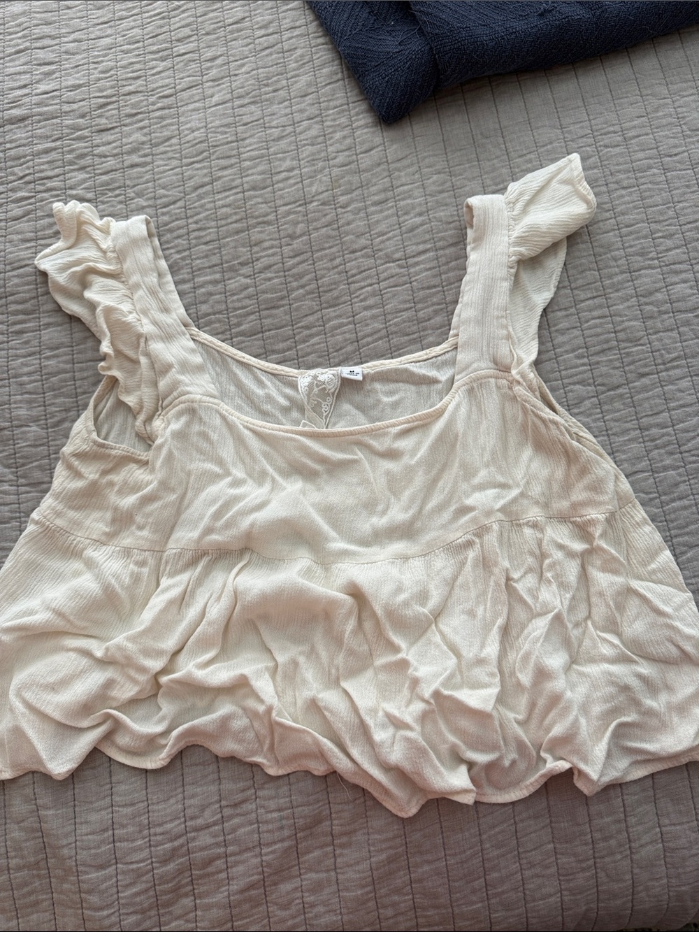 Crop cream tank with ruffle sleeve M